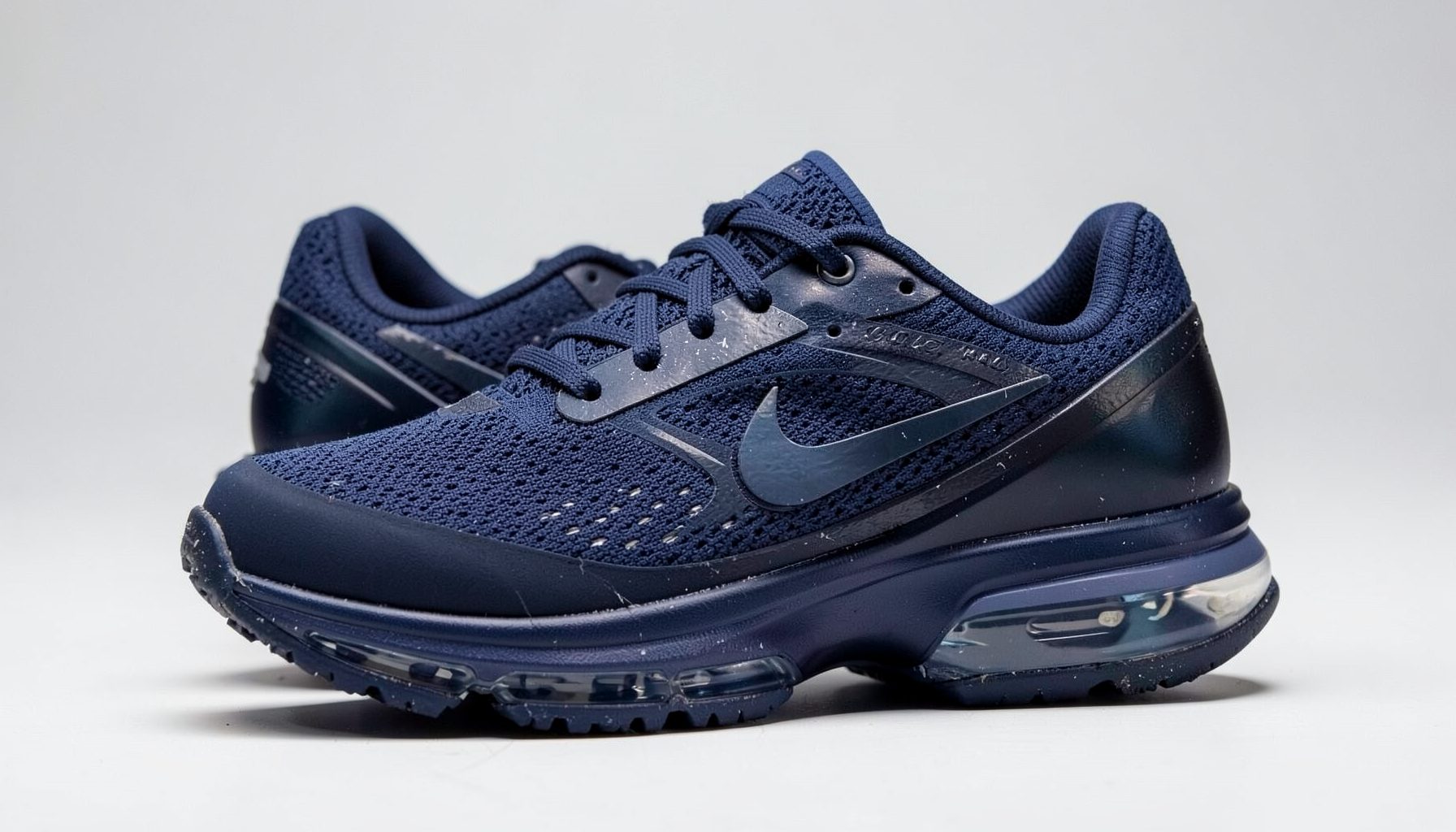 Nike Lunar Eclipse 2 shoe in dark navy with reflective details, premium running style